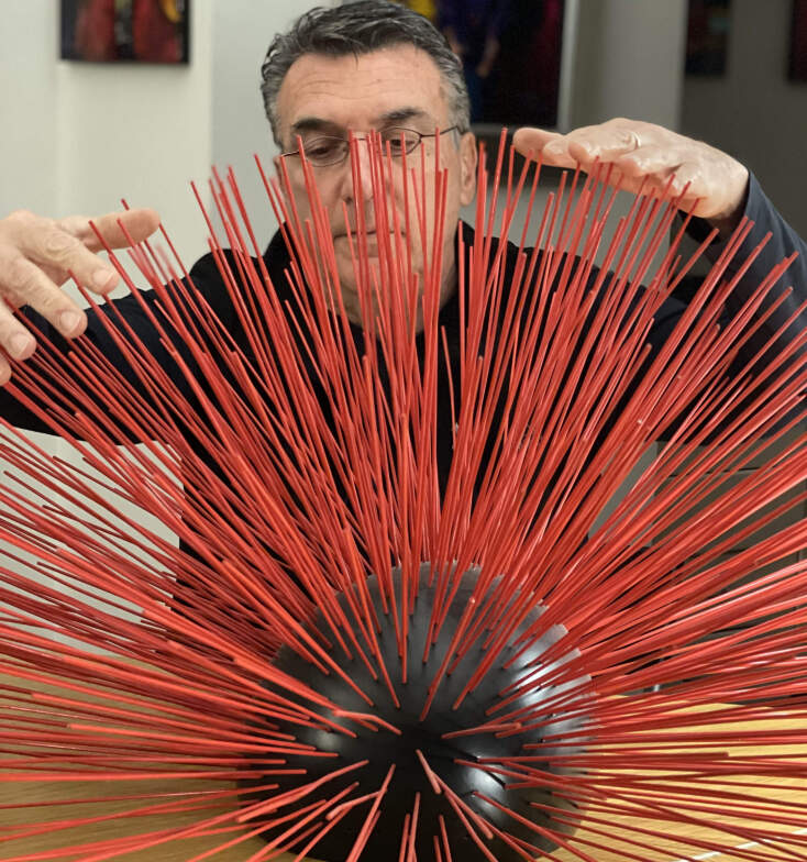 Ο Κωστής Γεωργίου με τον γλυπτό "Σκαντζόχοιρό" του