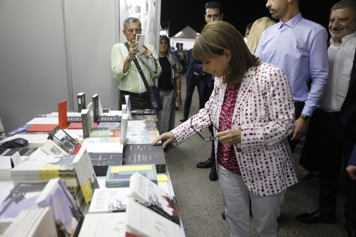 Η Κατερίνα Σακελλαροπούλου διαλέγει βιβλίο σε περίπτερο του 50ου Φεστιβάλ Βιβλίου στο Ζάππειο