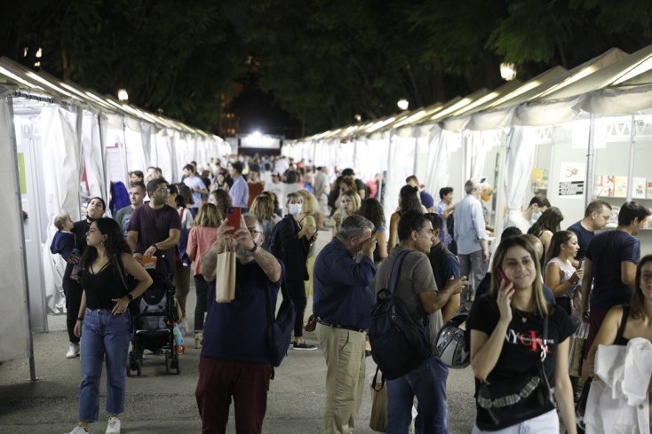 Κόσμος στα περίπτερα του 50ου Φεστιβάλ Βιβλίου στο Ζάππειο