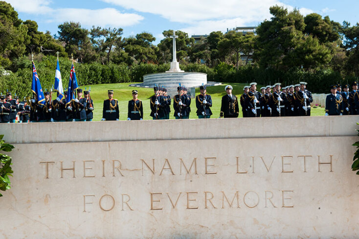 Συμμαχικό Πολεμικό Νεκροταφείο Φαλήρου: Ο «Λίθος της Μνήμης» με την επιγραφή «Their name liveth for evermore»