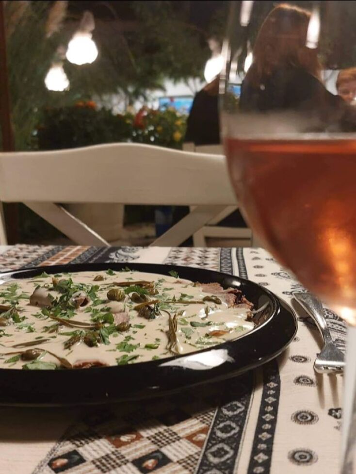 Στο «μυστικό» κήπο του Il Posto στο χωριό Κυψέλη ήπιαμε ωραία ροζέ με άφθαστο vitello tonnato.