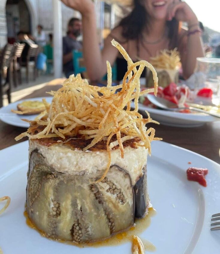 Μουσακά, με τις τηγανιτές πατάτες «κορώνα» στο κεφάλι του, φάγαμε στο Capetan Dimos στα Κατάπολα