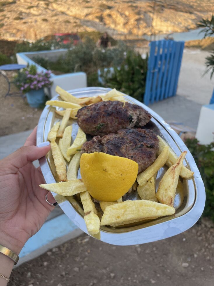 Μετά τις βουτιές, μαζί με όλο το νησί, όλοι για τον Μήτσο και το άχαστο μπιφτέκι του.