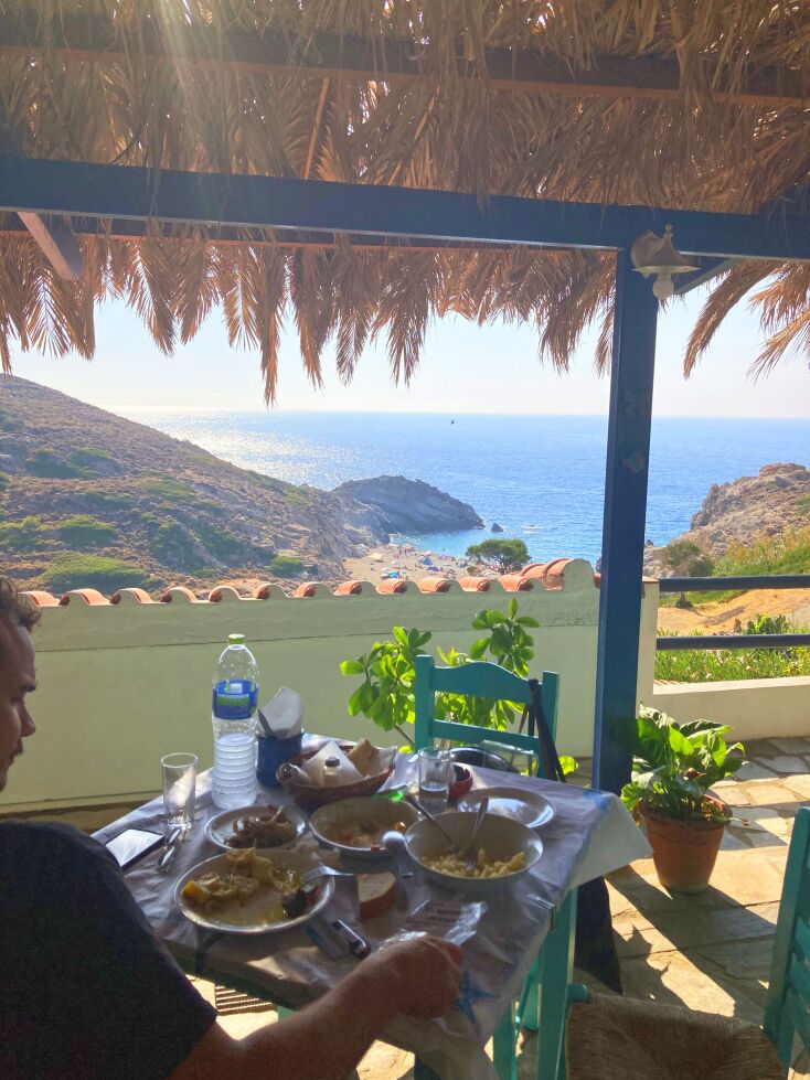 Άρτεμις λένε το ταβερνάκι στις Κάτω Ράχες, κι εμείς φτάσαμε μέχρι εκεί για το ντόπιο κατσικάκι και τις μακαρούνες με τυρί.