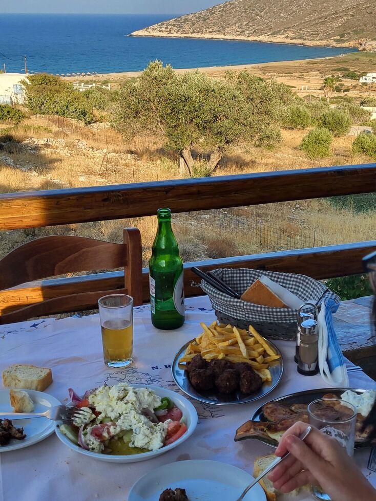 Κεφτέδες, μελιτζάνες, πατάτες, σαλάτα με νιώτικο τυρί τρώγαμε κάθε μέρα στον Κούκο, στην παραλία της Αγίας Θεοδότης.