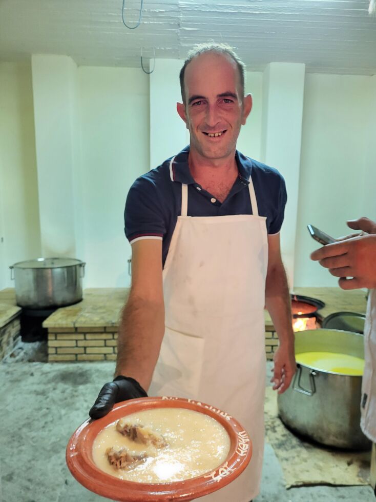 Πήγαμε στο πανηγύρι του Άι Γιάννη στην παραλία της Ψάθης και φάγαμε γίδα βραστή με τη σούπα της, που μας πρόσφερε ο Δημήτρης Λιάκος, μέλος της επιτροπής των κατοίκων που επιμελήθηκαν τα καζάνια της προσφοράς