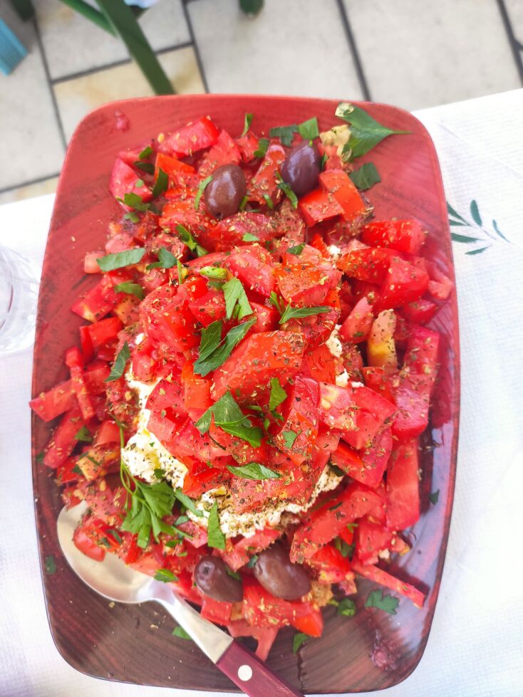 Την πιο ωραία ναξιώτικη σαλάτα με ξινότυρο την πετύχαμε στον Γιαννούλη, στον Άγιο Προκόπη.