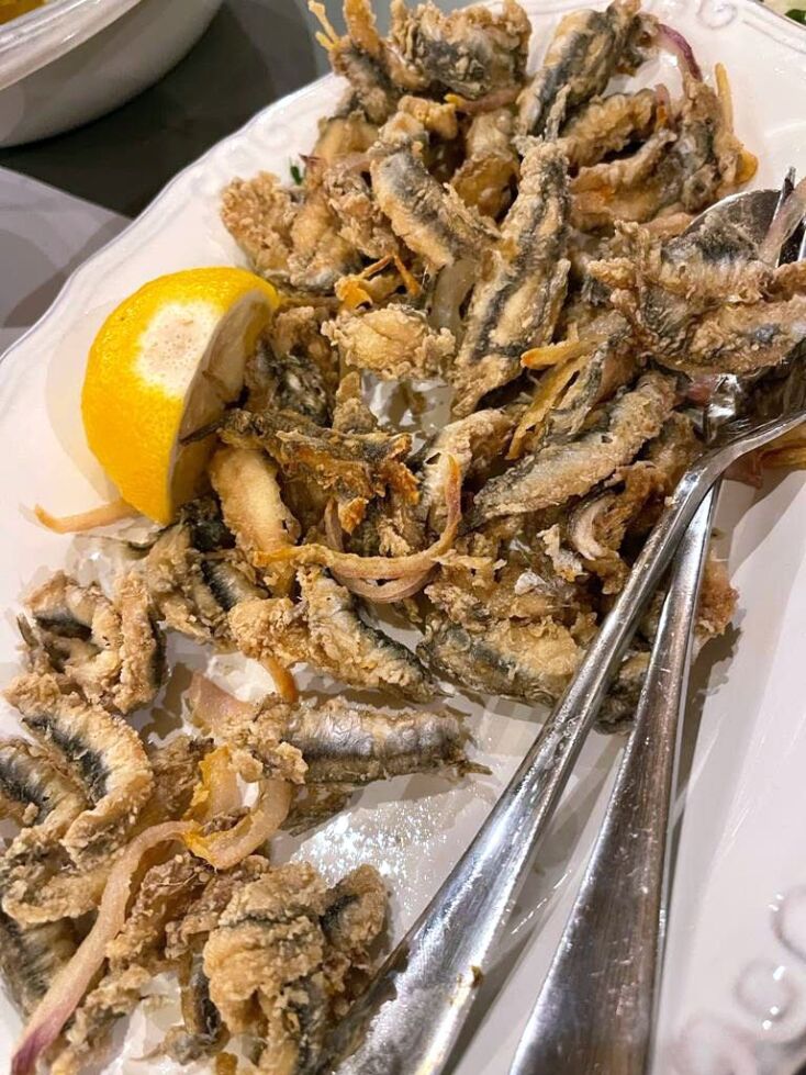 Στον Αμπελά και στο Blue Oyster φάγαμε την πιο αλάδωτη τηγανιά από μικρόψαρα  μαζί και κρεμμύδια – ξέρουν να τηγανίζουν οι Τσαχπίνηδες.