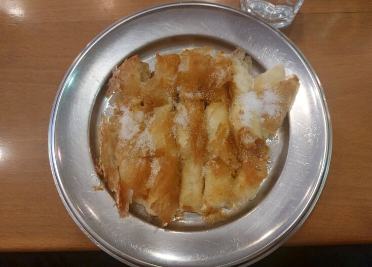 Τη διάσημη μπουγάτσα του Ιορδάνη την τρώγαμε το πρωί κατευθείαν από το καράβι και τα ξημερώματα μετά τα ποτά στο λιμάνι.