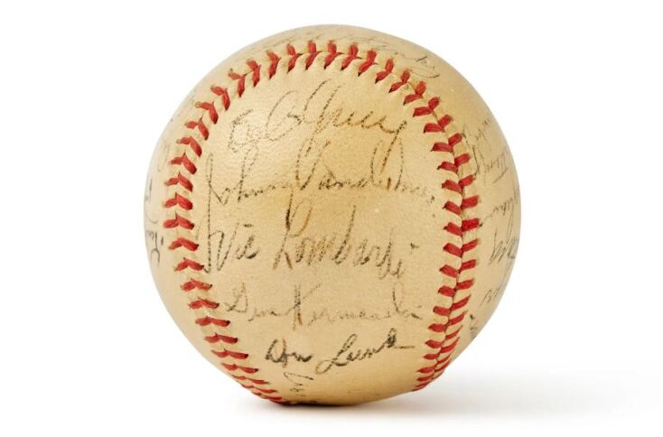 Η μπάλα μπέιζμπολ με υπογραφές τον Babe Ruth και Jackie Robinson