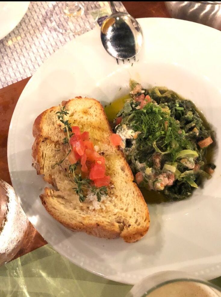 Βλητοκορφές τσιγαριαστές με ξινομυζήθρα Ηρακλειάς φάγαμε στην ταβέρνα - ωδή στις Κυκλάδες Αρακλειά του Γιάννη Γαβαλά.