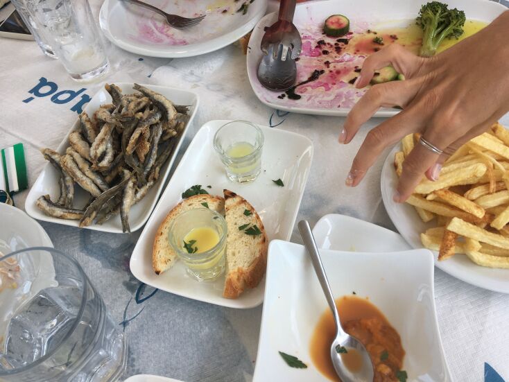 Στο Ουζερί του Ψαρά βρήκαμε τη χαρά μας τρώγοντας ψαρικά πεντάφρεσκα, πεντανόστιμα, πάμφθηνα!