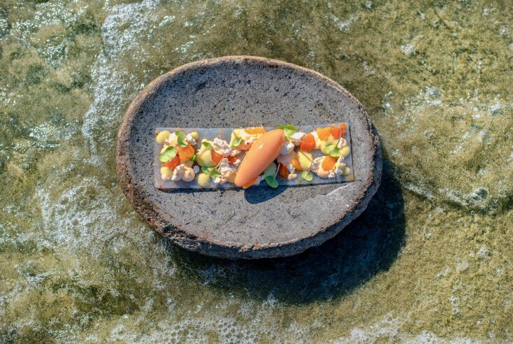 Στην παραλία του Αγίου Φωκά και στη Μαραθιά, από τα πιο περιζήτητα στέκια του νησιού, φάγαμε καρπάτσιο γαρίδας με πίκλες σταφύλι-ροδάκινο και σορμπέ από τα χέρια του Μιχάλη Μάρθα.