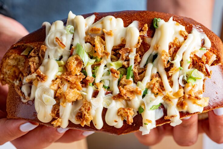 Προφιτερόλ με γκανάζ σοκολάτας, αλμυρή καραμέλα και κροκάν φουντουκιού