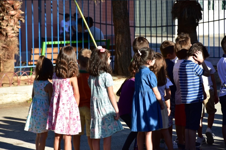 Μαθητές σε προαύλιο σχολείου κατά τον αγιασμό