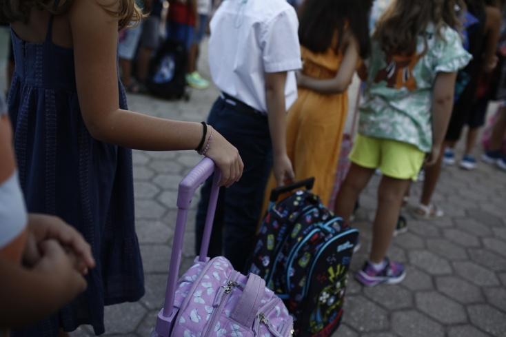 Μαθητές στον αγιασμό του σχολείου τους