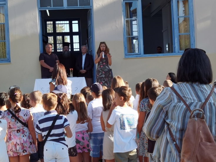 Μαθητές σε σχολείο έτοιμοι για την πρώτη ημέρα επιστροφής