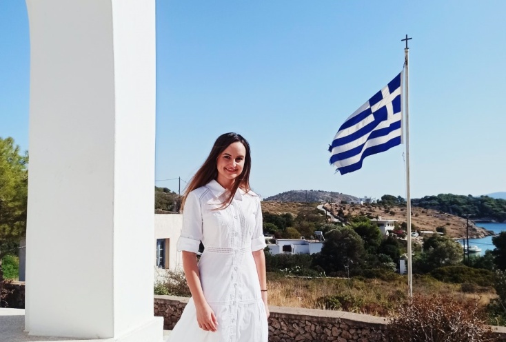 Η Ιωάννα Θεοφανίδου ποζάρει στο σχολείο με φόντο την ελληνική σημαία