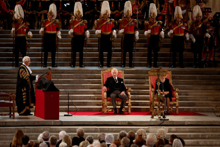 Για πρώτη σε θρόνο ο βασιλιάς Κάρολος και η σύζυγος του Καμίλα 