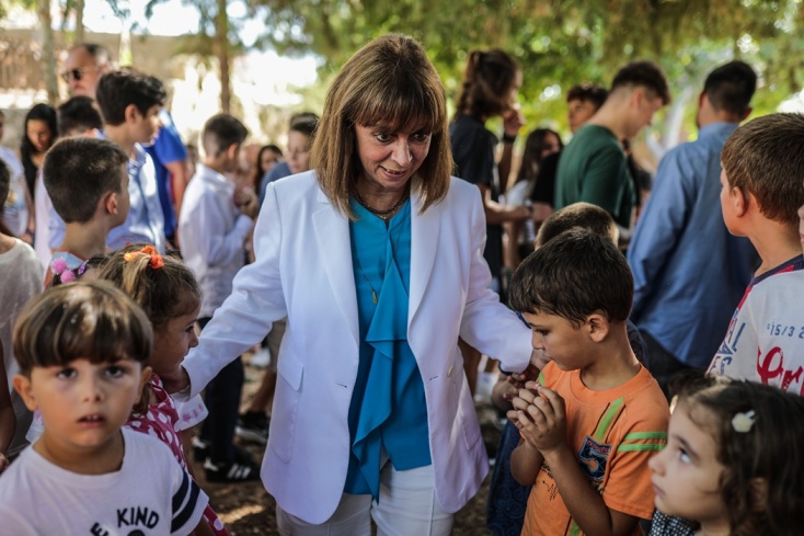 Η Πρόεδρος της Δημοκρατίας, Κατερίνα Σακελλαροπούλου, μαζί με μαθητές στη Χάλκη
