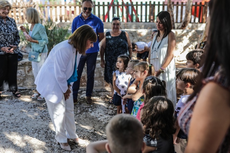 Η Πρόεδρος της Δημοκρατίας, Κατερίνα Σακελλαροπούλου, μαζί με μαθητές στη Χάλκη