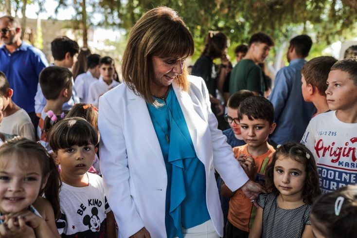 Η Πρόεδρος της Δημοκρατίας, Κατερίνα Σακελλαροπούλου, μαζί με μαθητές στη Χάλκη