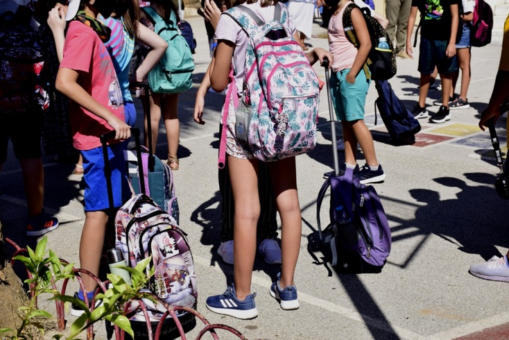 Παιδιά με τα σακίδιά τους πρώτη ημέρα στο σχολείο