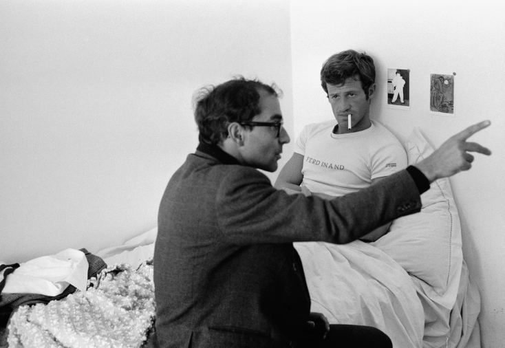 Ο Ζαν-Λικ Γκοντάρ με τον Ζαν- Πολ Μπελμοντό στα γυρίσματα της ταινίας «Ο τρελός Πιερό»