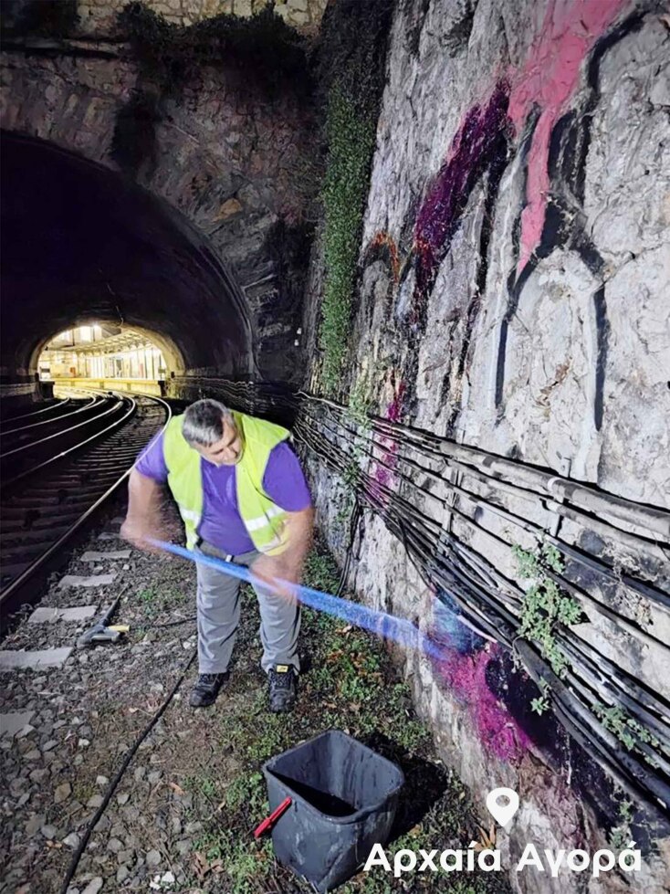 Στιγμιότυπο από την επιχείρηση αντι-γκράφιτι στον χώρο της Αρχαίας Αγοράς