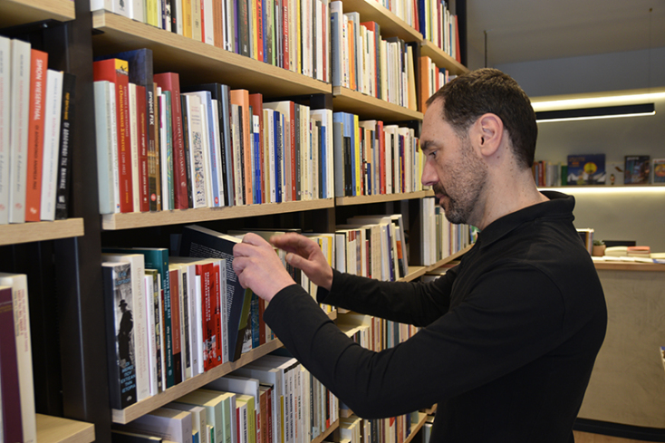 Fata Libelli: Ο Σπύρος Βαλτετσιώτης άνοιξε το πρώτο κομψό βιβλιοπωλείο του Πειραιά