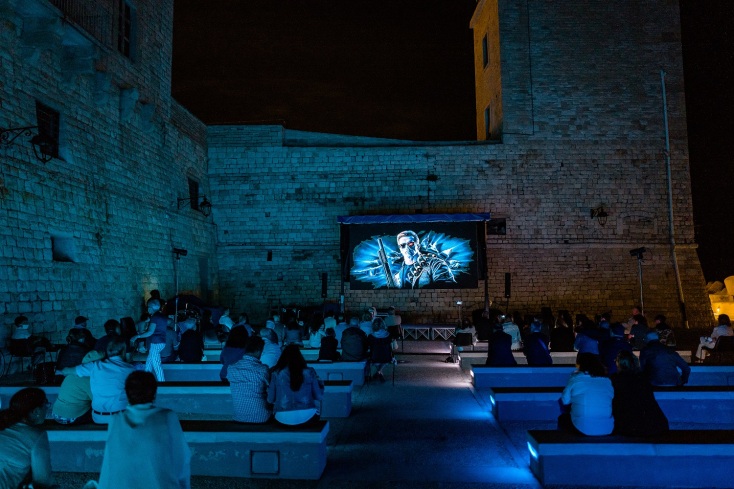 Renato Casaro: O σχεδιαστής των μεγάλων κινηματογραφικών πόστερ του 20ού αιώνα ανατρέχει στις αφίσες των ταινιών που άφησαν εποχή.