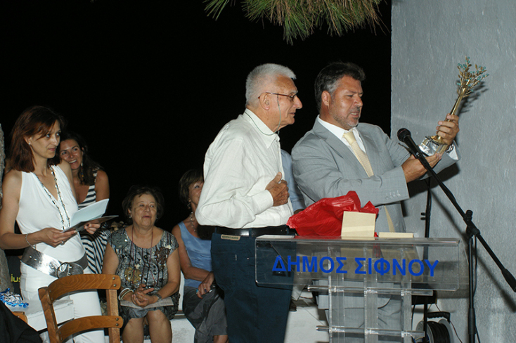 Σίφνος 2008.  Ο Τέτσης ανακηρύσσεται επίτιμος δημότης του νησιού