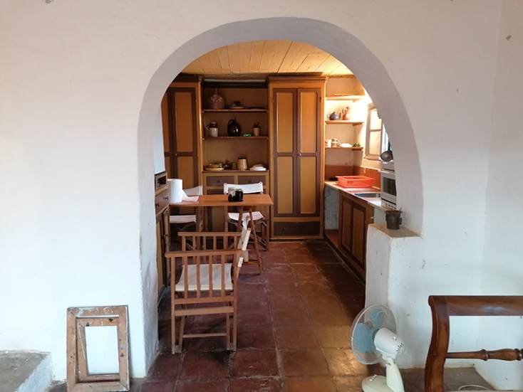 Π. Τέτσης: Η μικρή κουζίνα του ατελιέ και πάνω στο τραπέζι βαζάκια με γλυκό κουταλιού
