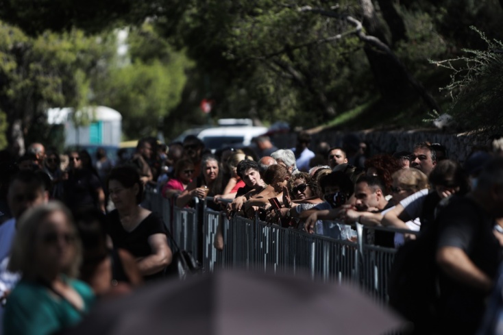 Ουρές από πιστούς στους Αγίους Ισιδώρους Λυκαβηττού 