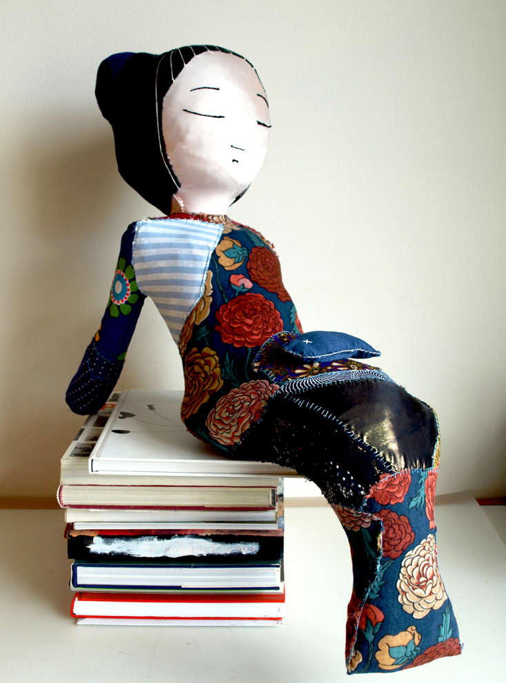 «Little Blue Fish». 2022. Γλυπτό από ύφασμα και χαρτί.