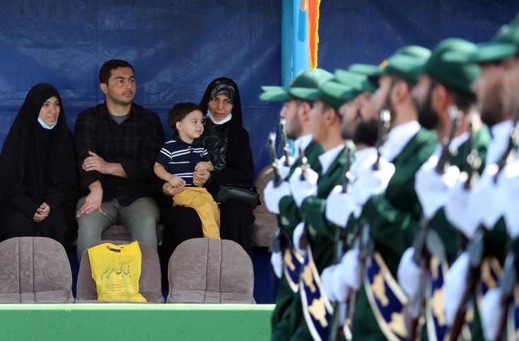 Ο θάνατος της Μάχσα Αμίνι στο Ιράν, η υποχρέωση των γυναικών να φορούν μαντίλα και η αντίδραση των νέων, η Αστυνομία Ηθικής και η στάση του προέδρου της χώρας, Εμπραχίμ Ραΐσι.