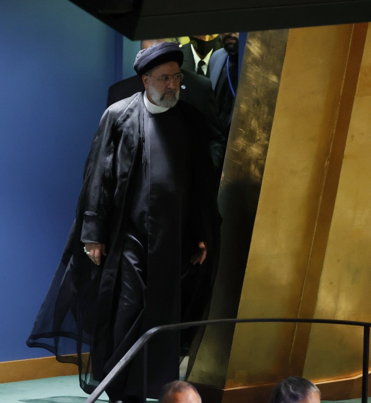 Ο θάνατος της Μάχσα Αμίνι στο Ιράν, η υποχρέωση των γυναικών να φορούν μαντίλα και η αντίδραση των νέων, η Αστυνομία Ηθικής και η στάση του προέδρου της χώρας, Εμπραχίμ Ραΐσι.