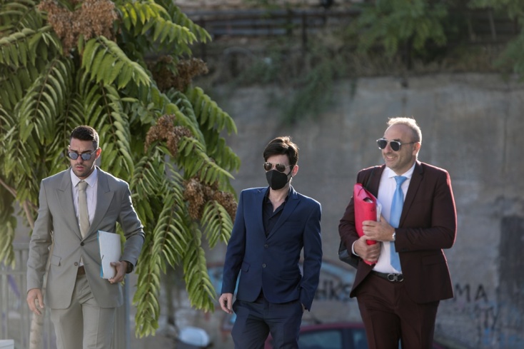 Ο Μένιος Φουρθιώτης με κουστούμι και μάσκα προσέρχεται μαζί με τους δικηγόρους του στο δικαστήριο