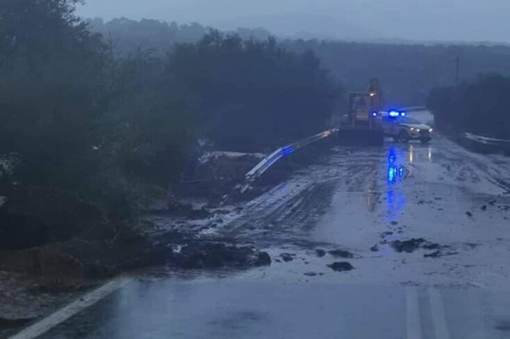 Προβλήματα σε δρόμους στη Λέσβο από την κακοκαιρία Bogdan 