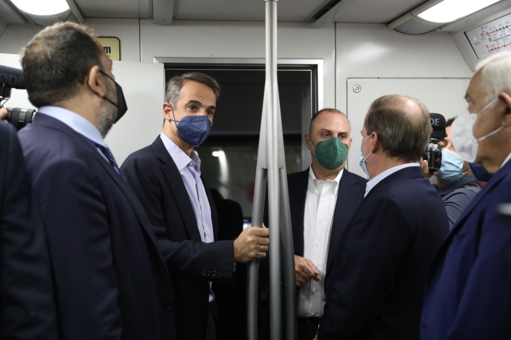 Στιγμιότυπο από τα εγκαίνια των νέων σταθμών του μετρό στον Πειραιά