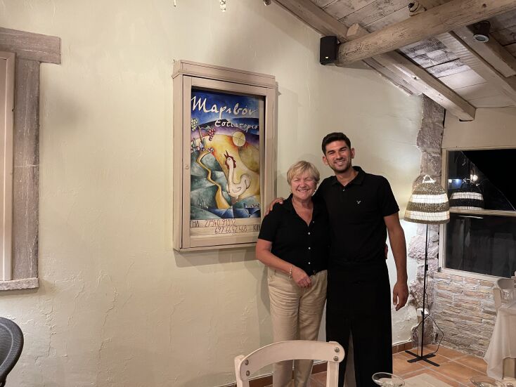 Ο Έκτορας Σαλογιάννης με τη μαμά του, Μαριβόν