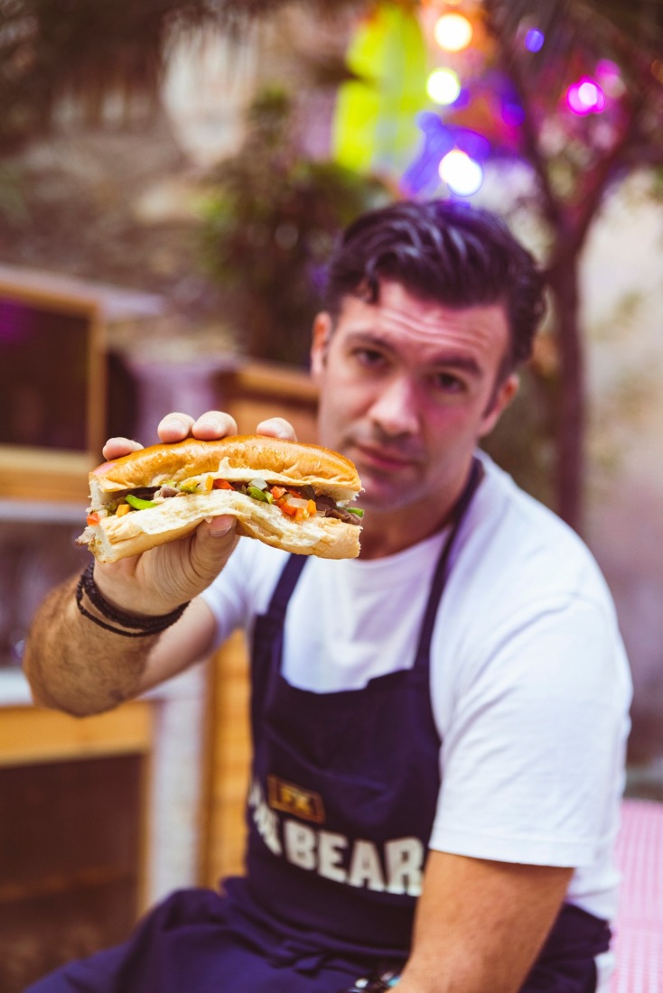 O chef Γιώργος Παπακώστας και το Italian beef sandwich