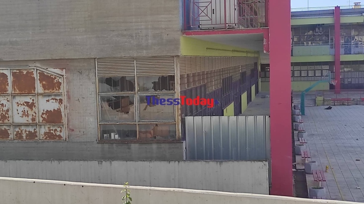 Σπασμένα τζάμια μετά την επίθεση σε ΕΠΑΛ της Θεσσαλονίκης