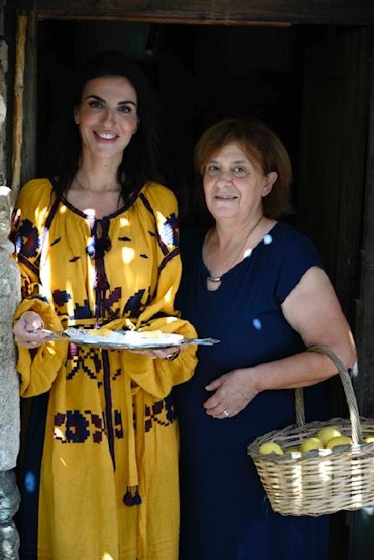 Η Μαρία Πολυκρέτη με τη μητέρα της Ιουλία, που μαγειρεύει αυθεντικές ναξιώτικες συνταγές με προϊόντα του Κτήματος