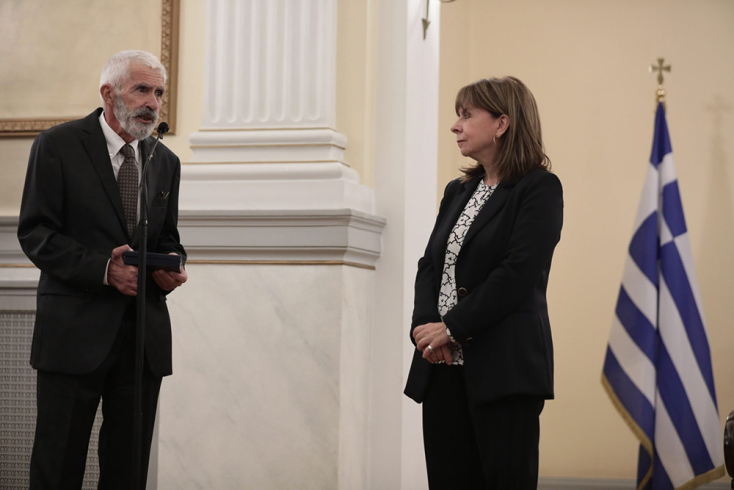 Στον ζωγράφο Αλέκο Λεβίδη απονεμήθηκε το παράσημο του Χρυσού Σταυρού του Τάγματος της Τιμής.