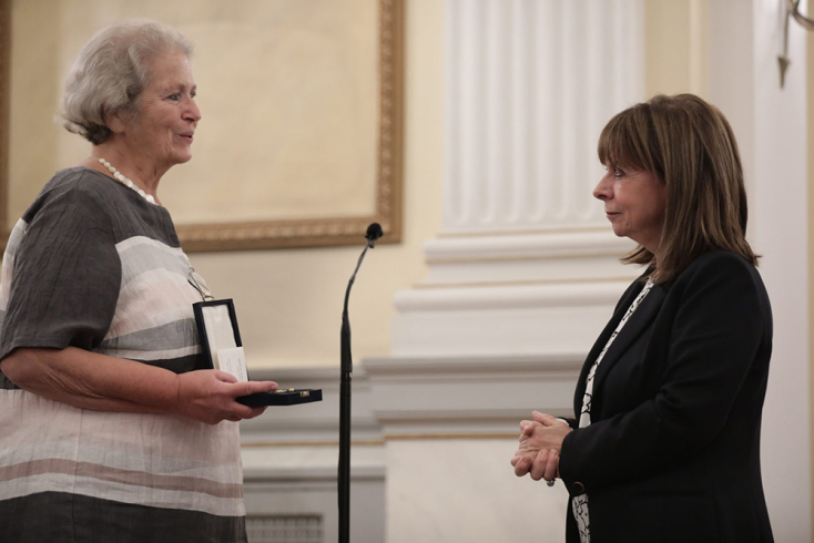 Στην μουσικό Δόμνα Ευνουχίδου απονεμήθηκε το παράσημο του Χρυσού Σταυρού του Τάγματος της Ευποιΐας.