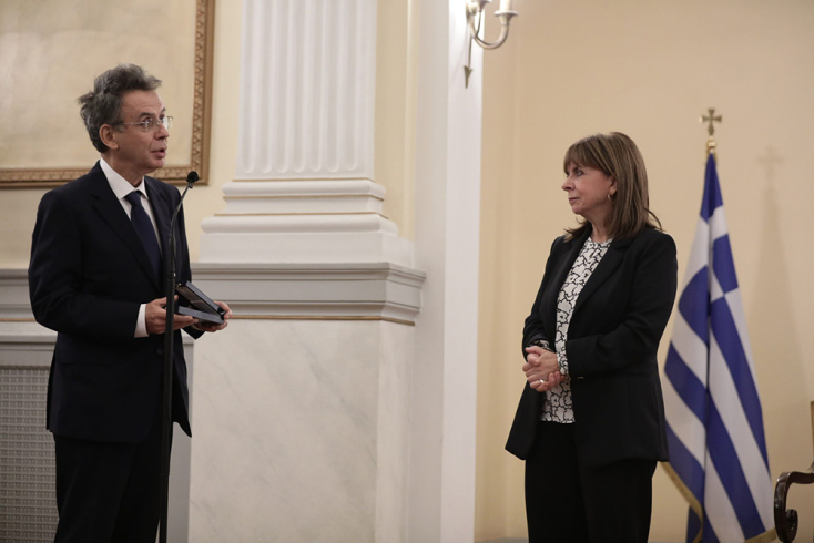 Στον ζωγράφο Γιώργο Ρόρρητου, απονεμήθηκε το παράσημο Χρυσού Σταυρού του Τάγματος της Τιμής.