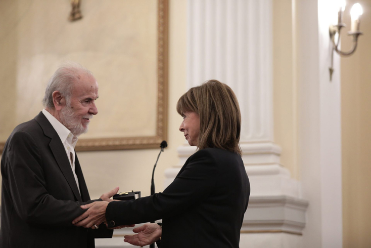 Στον ποιητή Μιχάλη Γκανά απονεμήθηκε το παράσημο του Χρυσού Σταυρού του Τάγματος της Τιμής.