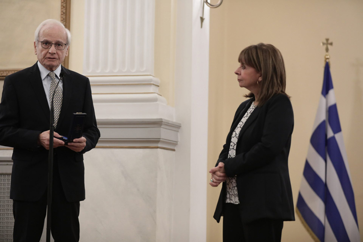 Στον ποιητή και κριτικό Νάσο Βαγενά,  απονεμήθηκε το παράσημο του Χρυσού Σταυρού του Τάγματος της Τιμής.