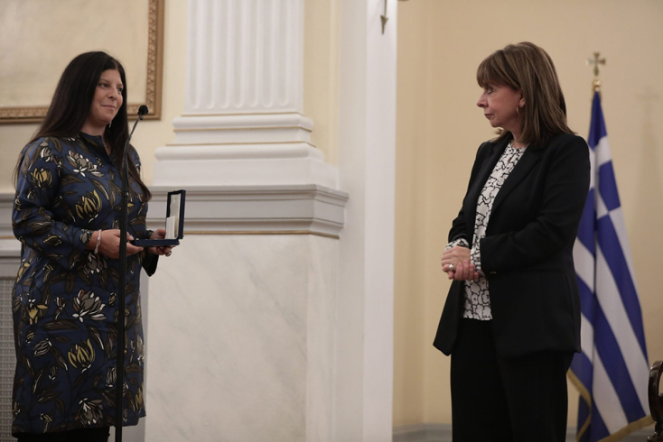 Στην Διευθύντρια – Επιμελήτρια του Μουσείου Καποδίστρια στην Κέρκυρα Ντάρια Κοσκόρου απονεμήθηκε το παράσημο του Χρυσού Σταυρού του Τάγματος της Ευποιΐας.